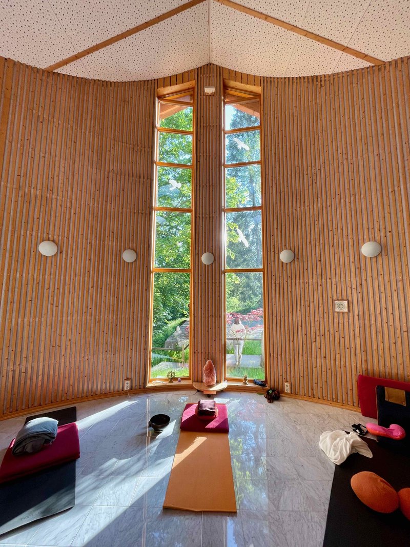 Meditationshalle Haus Samana innen Mai 2023